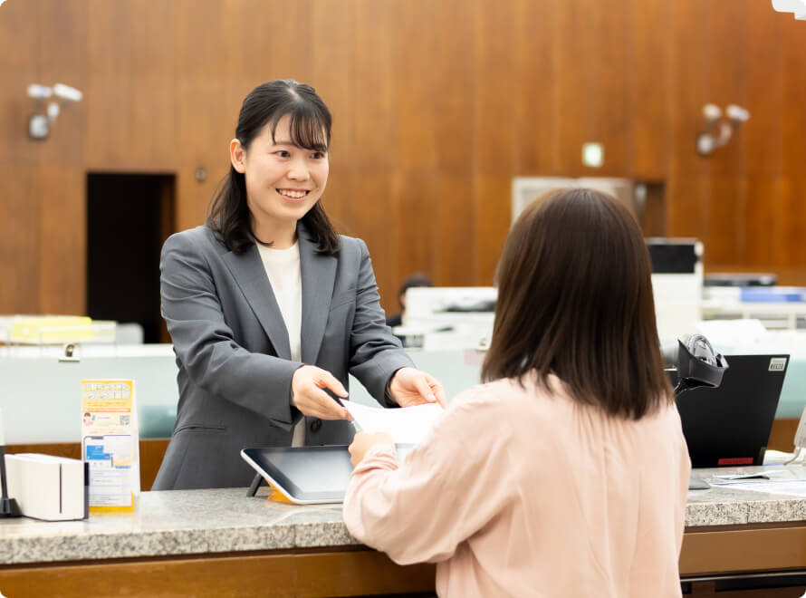 お客さまとの信頼を築く銀行の最前線